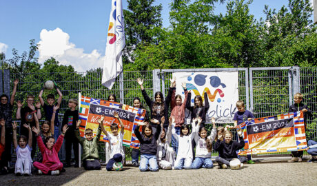 Die Schulkinder aus unterschiedlichen Nationen freuen sich auf die Fußballeuropameisterschaft (©Frithjof Nowakewitz)
