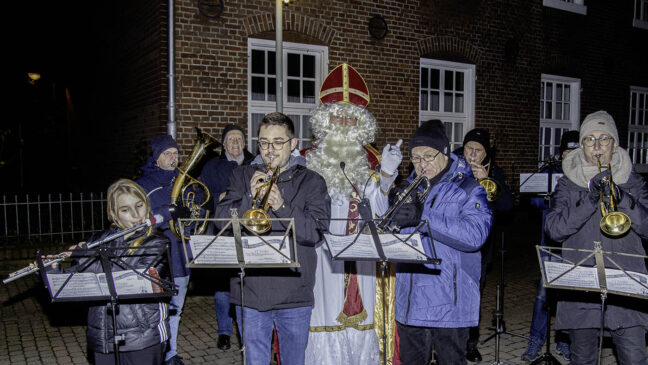 Das Isselburger Blasorchester erhielt Unterstützung vom Nikolaus